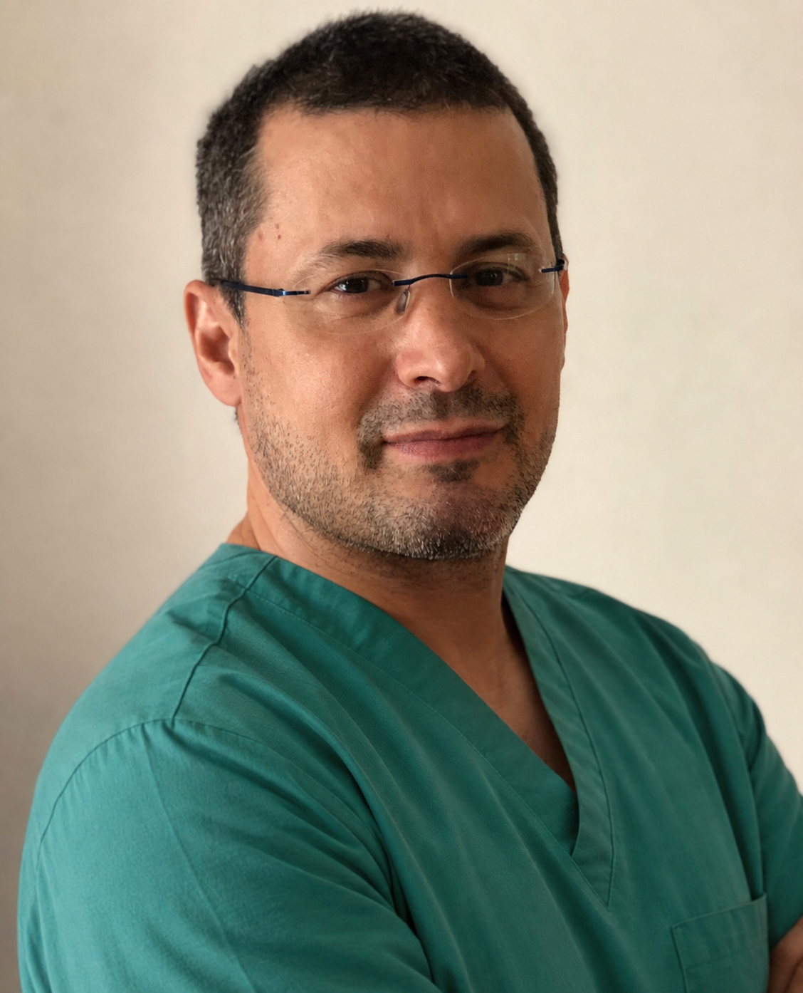 Dr Walid Massoud, chirurgien urologue à Mainvilliers, en tenue de bloc opératoire verte